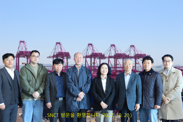 20일 해수부출입기자단은 인천항발전협의회 초청으로 송도신항 선광신컨테이너터미널에서 기념촬영을 가졌다.